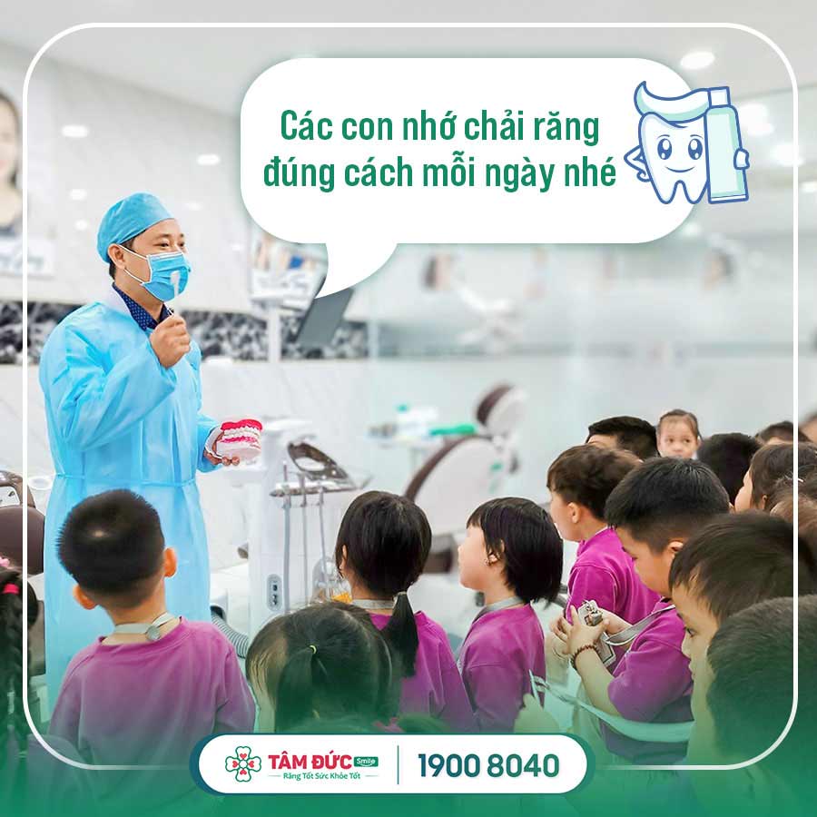 bác sĩ hướng dẫn cách vệ sinh răng miệng cho các bé mẫu giáo