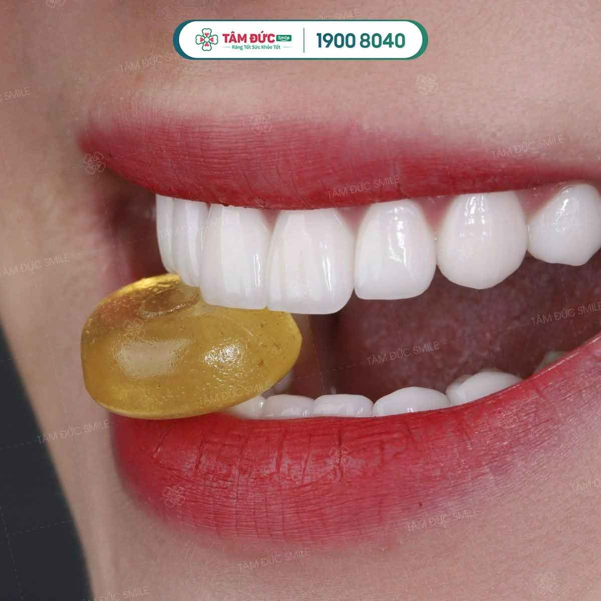 trồng răng sứ có đau không