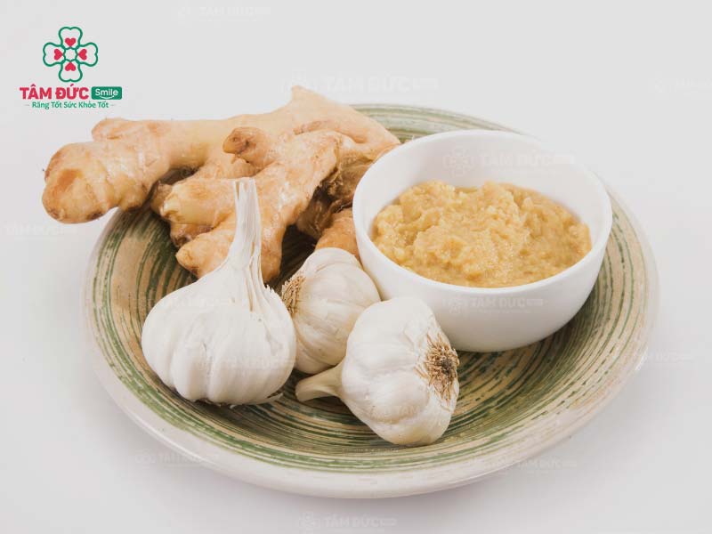 Dùng gừng và tỏi, đinh hương, muối trắng trị viêm lợi sưng má