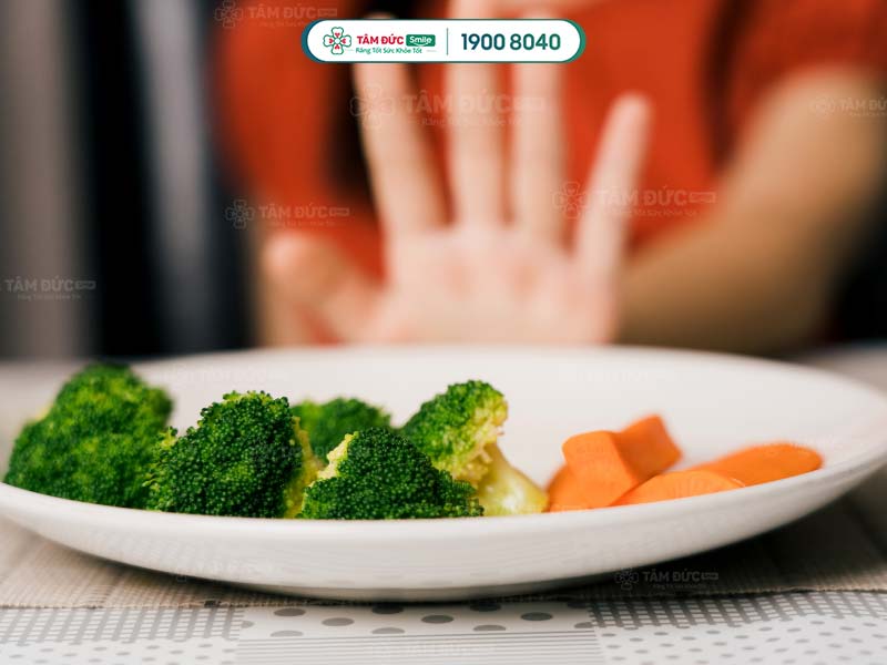 Ăn uống thiếu chất, biếng ăn gây viêm lợi sưng má